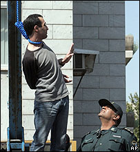 مجيد کاووسی فر پیش از اعدام برای بردارزاده اش حسین دست تکان می دهد