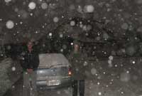 Llun fflach gyda'r nos yn dangos pa mor drwchus yw'r llwch yn yr awyr.