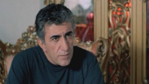 رضا کیانیان در نمایی از فیلم بوی کافور ، عطر یاس ساخته بهمن فرمان آرا