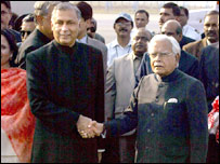 نٹور سنگھ پاکستانی وزیراعظم شوکت عزیز کے ساتھ