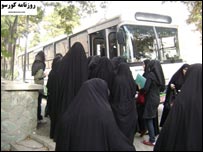 دانشجویان بسیجی در شمار گسترده در محل سخنرانی حضور یافتند - عکس از نشریه دانشجویی کورسو که در علم و صنعت چاپ می شود