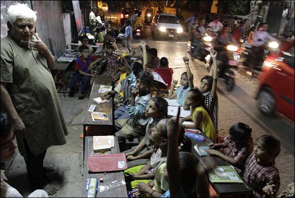 A pavement school in India