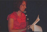 Elinor Wyn Reynolds yn darllen ei gwaith