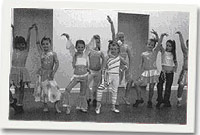 Rhai o'r plant yn y noson agoriadol 