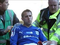 Michael Chopra yn gadael y maes yn erbyn Barnsley