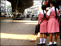 انتظامیہ اور علاقے کے لوگ امدادی کاموں میں لگے ہیں (فائل فوٹو)۔