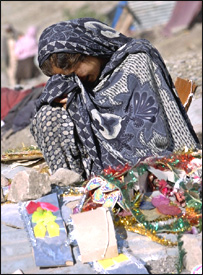 ایک ماں اپنے بیٹے کی قبر پر