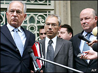 Treshja negociuese për statusin e Kosovës, (Kharchenko në mes)