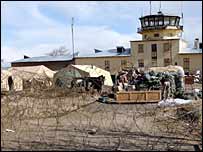  حامد کرزئی اور ڈانلڈ رمزفلڈ