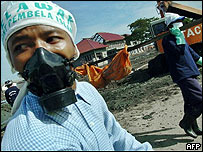 اجساد در باندا آچه از زير آوار بيرونن کشيده می شوند