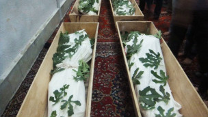 Các thi thể được đặt trong thánh đường Hồi giáo