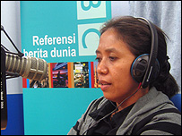 Istri mendiang aktivis HAM Munir, Suciwati di studio BBC