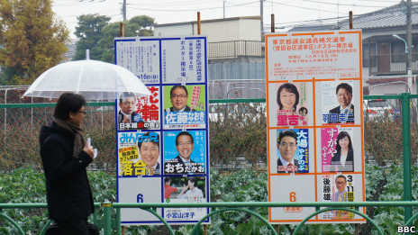 东京最大住宅区-世田谷区马路边矗立的国会议员小选区和东京都知事、议员候选人揭示板(BBC中文网照片，15/12/2012)