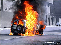 Bağdat'ta ateşe verilen polis aracı