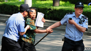 北京朝陽醫院外一名上訪者被警察帶走（8/5/2012）