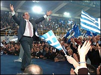 Kostas Karamanlis bir seçim mitinginde
