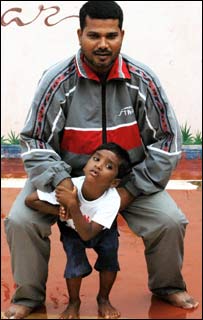 بوڈھیا اپنے نگہبان اور کوچ برانچی داس کے ساتھ