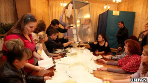 Члени виборчої комісії рахують голоси