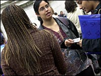 大学校园里的女学生