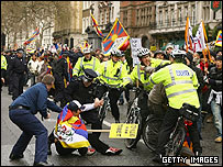 اعتراض تظاهر کنندگان به حمل مشعل المپیک