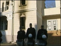 Roje përballë ambasadës amerikane 