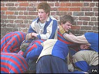 哈里王子在伊顿公学做游戏