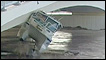 Lancha destruída e levada pela correnteza em Brisbane