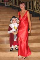 Mami ac Ela yn barod am y noson fawr