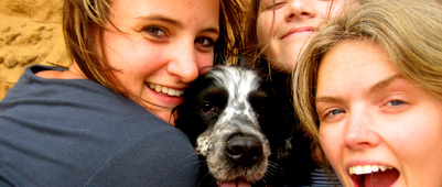 Cyflwynydd Mosgito Erin gyda'i chwiorydd a Griff y ci