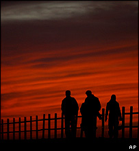 Mladí Palestinci na pláži v Gaze