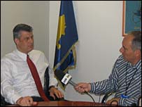 Kryeministri Thaçi duke folur me Muharrem Nitajn e BBC-së