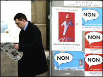 Fransa'da anayasaya karşı afişler