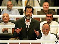  Saddam Hussein em seu julgamento