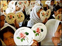 دانش آموزان دختر در کابل برچسب هايی را در حمايت از آزادی خانم کانتونی توزيع کردند