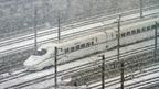 武汉一列高铁列车在白雪中通过京广高铁湖北段（26/12/2012）