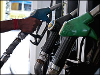 تیل نکالنے کا عمل(فائل فوٹو)