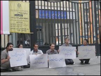 عکس ارسالی توسط خبرنامه امیرکبیر از تحصن اعتراضی اعضای شورای مركزی تحكيم مقابل دانشگاه اميركبير تهران