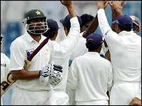 انضمام آؤٹ ہو کر واپس