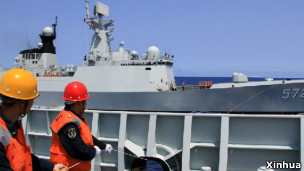 蘭州艦和衡水艦組成的艦艇編隊在進行模擬補給訓練（14/04/2013）