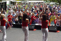 Y dyrfa ger llwyfan BBC Radio Cymru