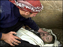 Felluce'de kardeşini gömen Iraklı