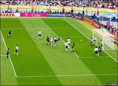 阿亚拉头球破门瞬间