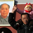 Chinês posa para foto com filho em frente à foto do líder comunista 