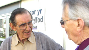 Gair o brofiad - Dic Jones, chwith, yn siarad gyda'r cyn Archdderwydd Robyn Llyn, 