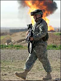 عراق میں امریکی فوجی پائپ لائن کی حفاظت کرتے ہوئے