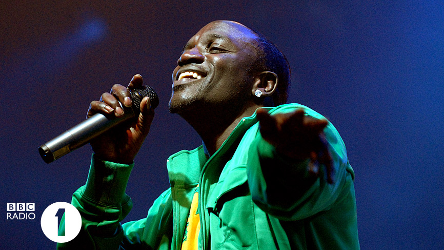 Akon performing on the main stage