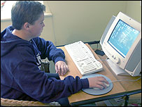 بچے اکثر اپنے والدین کو نیٹ پر فحاش مواد کے بارے میں نہیں بتاتے