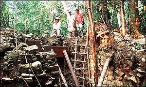 Objevení zbytků mayského paláce v Guatemale, rok 2000