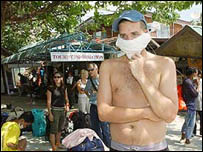 Turisté čekají na odjezd z Phúketu