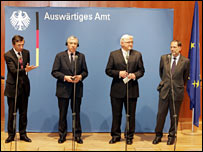 وزاری خارجه سه کشور اروپايی در کنار خاوير سولانا (چپ)